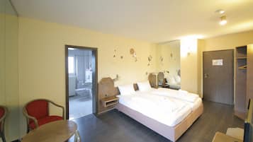 Dreibettzimmer | Schreibtisch, Verdunkelungsvorhänge, schallisolierte Zimmer