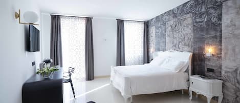 Suite Junior, accessible aux personnes à mobilité réduite | Draps italiens Frette, literie de qualité supérieure
