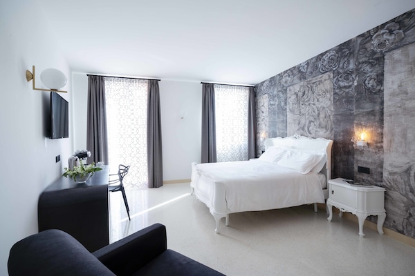 Suite Junior, accessible aux personnes à mobilité réduite | Draps italiens Frette, literie de qualité supérieure