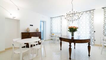 Frukost enligt egen bestÀllning varje dag (EUR 15 per person)