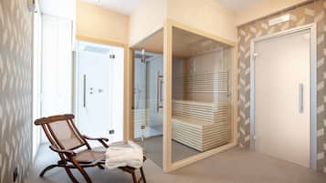 Una habitación de hotel moderna con una silla de madera, cabina de ducha de vidrio y un espacio de almacenamiento ordenado.