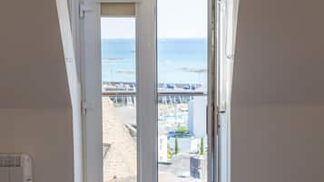 Premium Penthouse, 1 King Bed | Hypo-allergenic bedding, in-room safe, blackout curtains