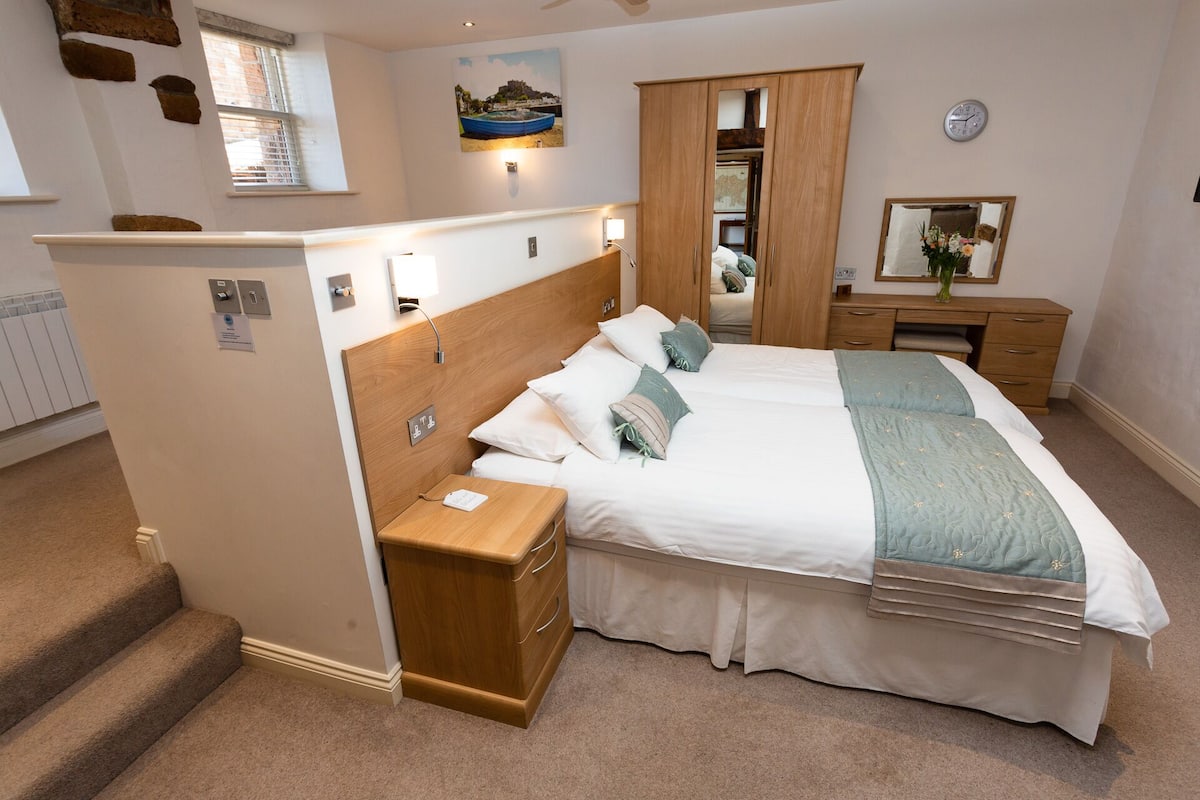 Ground Floor Deluxe Suite | Hypo-allergenic bedding available, in-room safe, blackout drapes