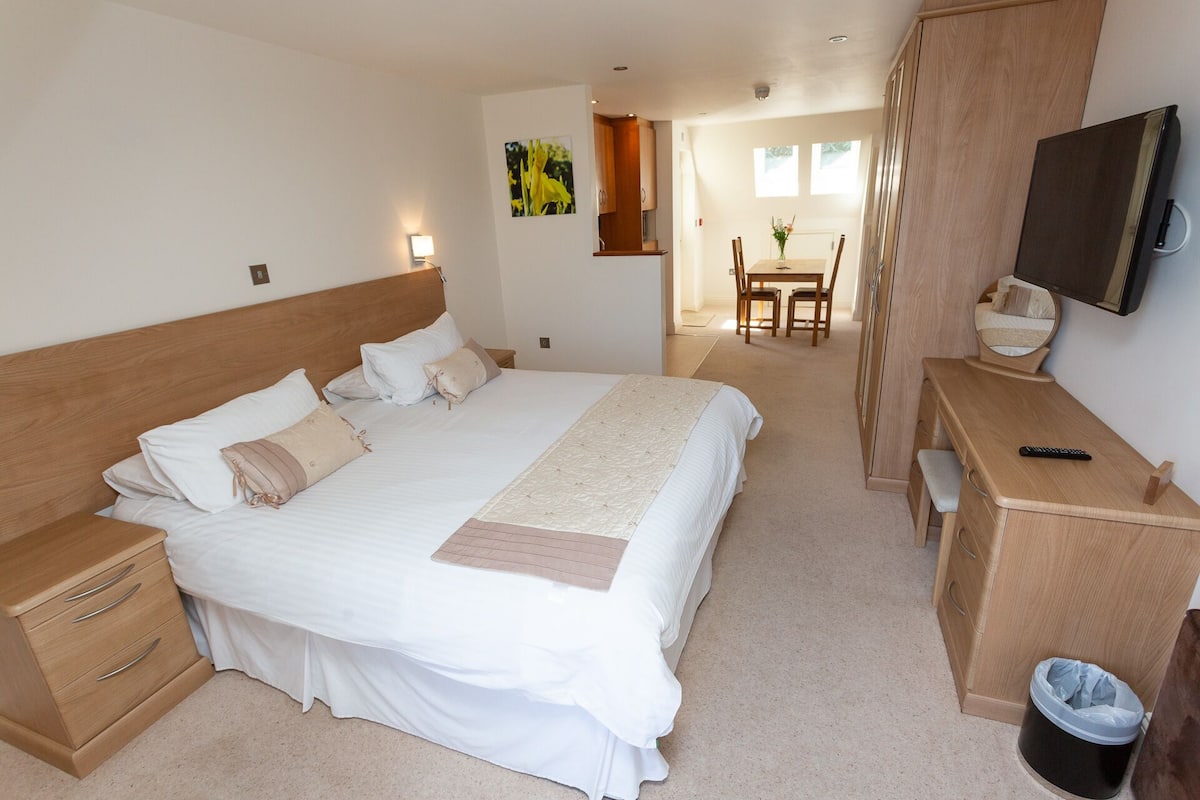 Studio Penthouse | Hypo-allergenic bedding available, in-room safe, blackout drapes