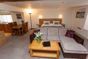 Suite | Hypo-allergenic bedding, in-room safe, blackout curtains - Porthole Suites (St. Brelade)
