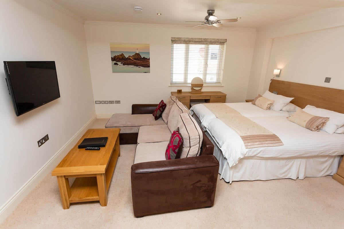 Suite, Garden View | Hypo-allergenic bedding available, in-room safe, blackout drapes