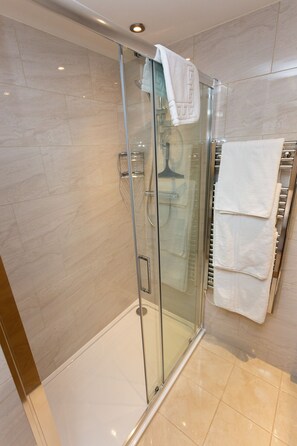 Shower, hair dryer, towels - Porthole Suites (St. Brelade)