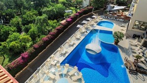 Seasonal outdoor pool, sun loungers - Via Capo Rooms (Sorrento)