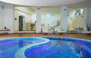 Seasonal outdoor pool, sun loungers - Via Capo Rooms (Sorrento)