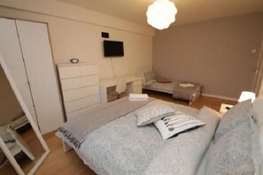 Deluxe Double Room (2 Adults + 1 Child) | Individually decorated, individually furnished, free WiFi, bed sheets - Aldgate Rooms (London)
