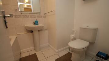 Combined shower/tub, rainfall showerhead, free toiletries, hair dryer