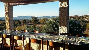 Una mesa lista para comer con vista al campo.