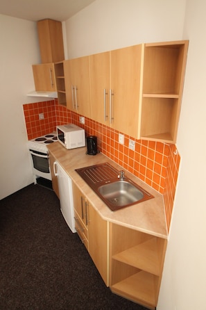 Basic-Zweibettzimmer | Eigene Küche | Großer Kühlschrank, Mikrowelle, Herdplatte, Wasserkocher