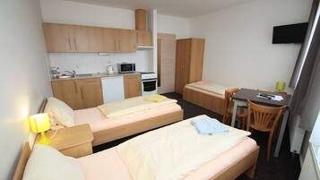 Basic-Dreibettzimmer | 2 Schlafzimmer, Schreibtisch, schallisolierte Zimmer, kostenloses WLAN
