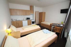 Basic Triple Room | 2 bedrooms, desk, soundproofing, free WiFi - Apartmány u Gigantu (Plzen)