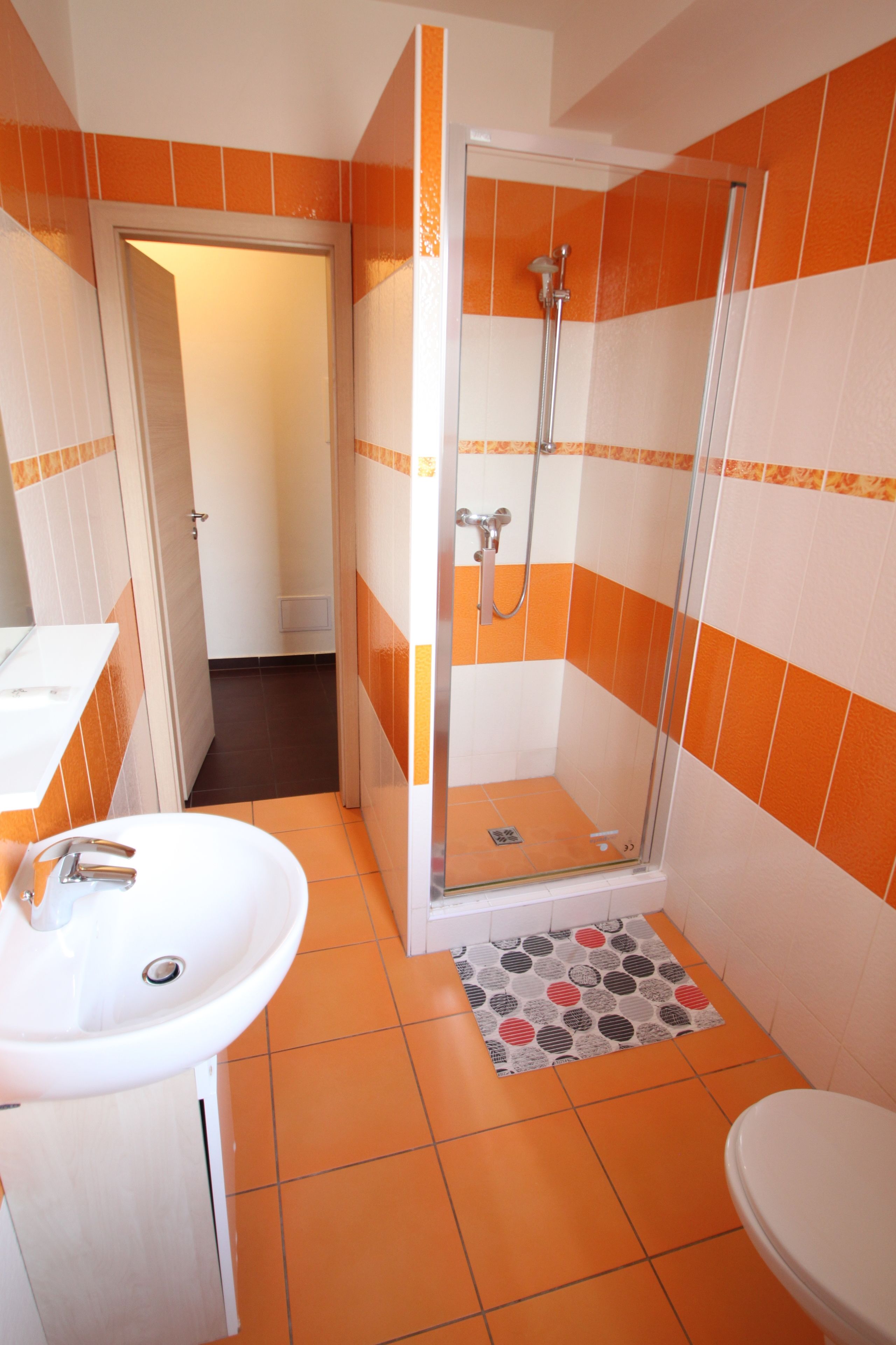 basic twin room | bathroom | shower, free toiletries, towels