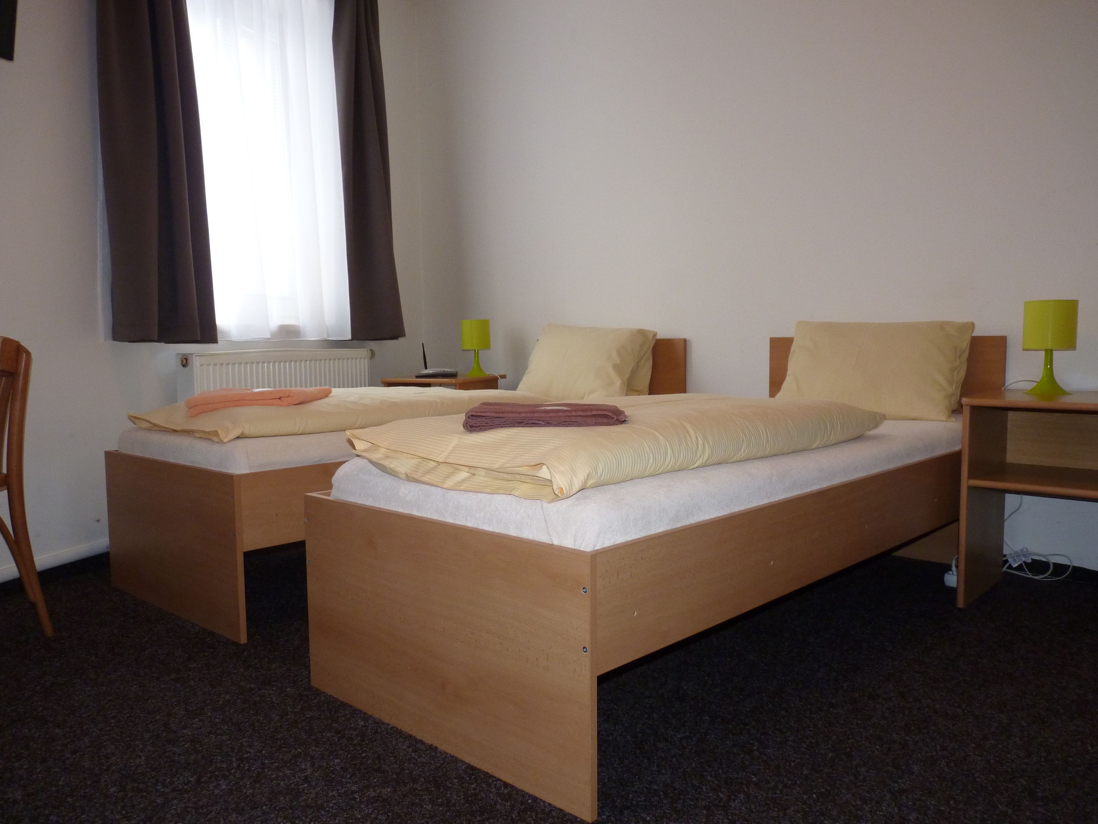 2 bedrooms, desk, soundproofing, free wifi