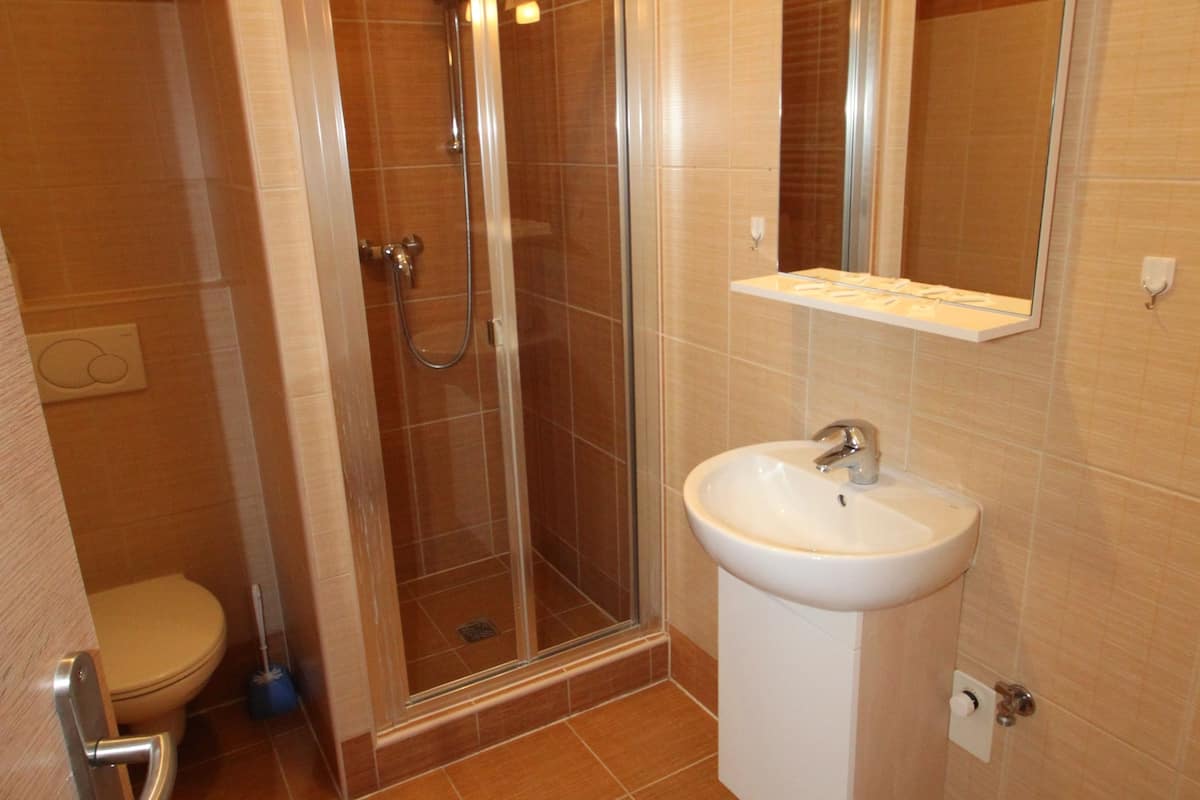 shower, free toiletries, towels