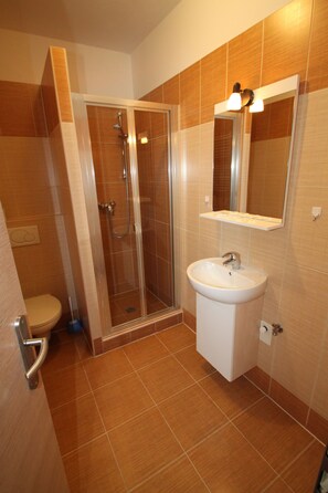 Shower, free toiletries, towels - Apartmány u Gigantu (Plzen)