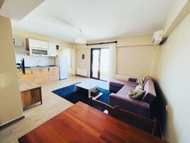1 habitación, decoración personalizada, muebles diferentes y escritorio