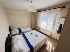 1 habitación, decoración personalizada, muebles diferentes y escritorio 
