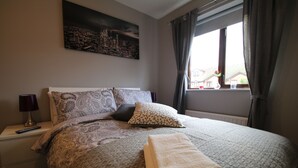 Deluxe Double Room | Desk, iron/ironing board, WiFi (free), bed sheets - City Rooms (London)