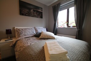 Deluxe Double Room | Desk, iron/ironing board, free WiFi, bed sheets - City Rooms (London)