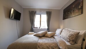 Deluxe Double Room | Desk, iron/ironing board, WiFi (free), bed sheets - City Rooms (London)