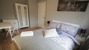 Deluxe Double Room | Desk, iron/ironing board, WiFi (free), bed sheets - City Rooms (London)