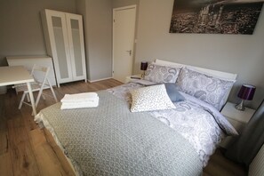 Deluxe Double Room | Desk, iron/ironing board, free WiFi, bed sheets - City Rooms (London)