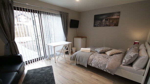 Family Double Room | Desk, iron/ironing board, WiFi (free), bed sheets - City Rooms (London)