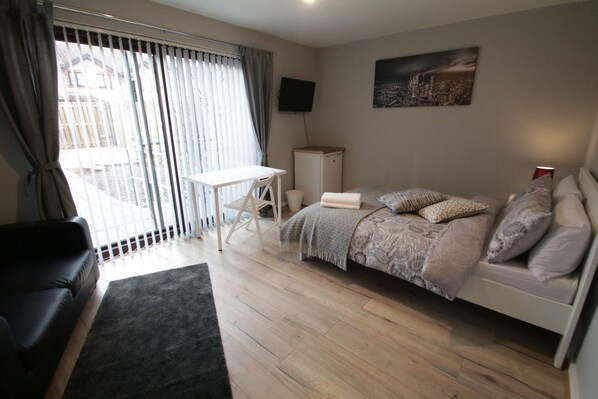 Family Double Room | Desk, iron/ironing board, free WiFi, bed sheets - City Rooms (London)