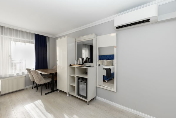 Chambre quadruple Standard | Coffre-fort, bureau, fer et planche à repasser, accès au Wi-Fi (inclus)