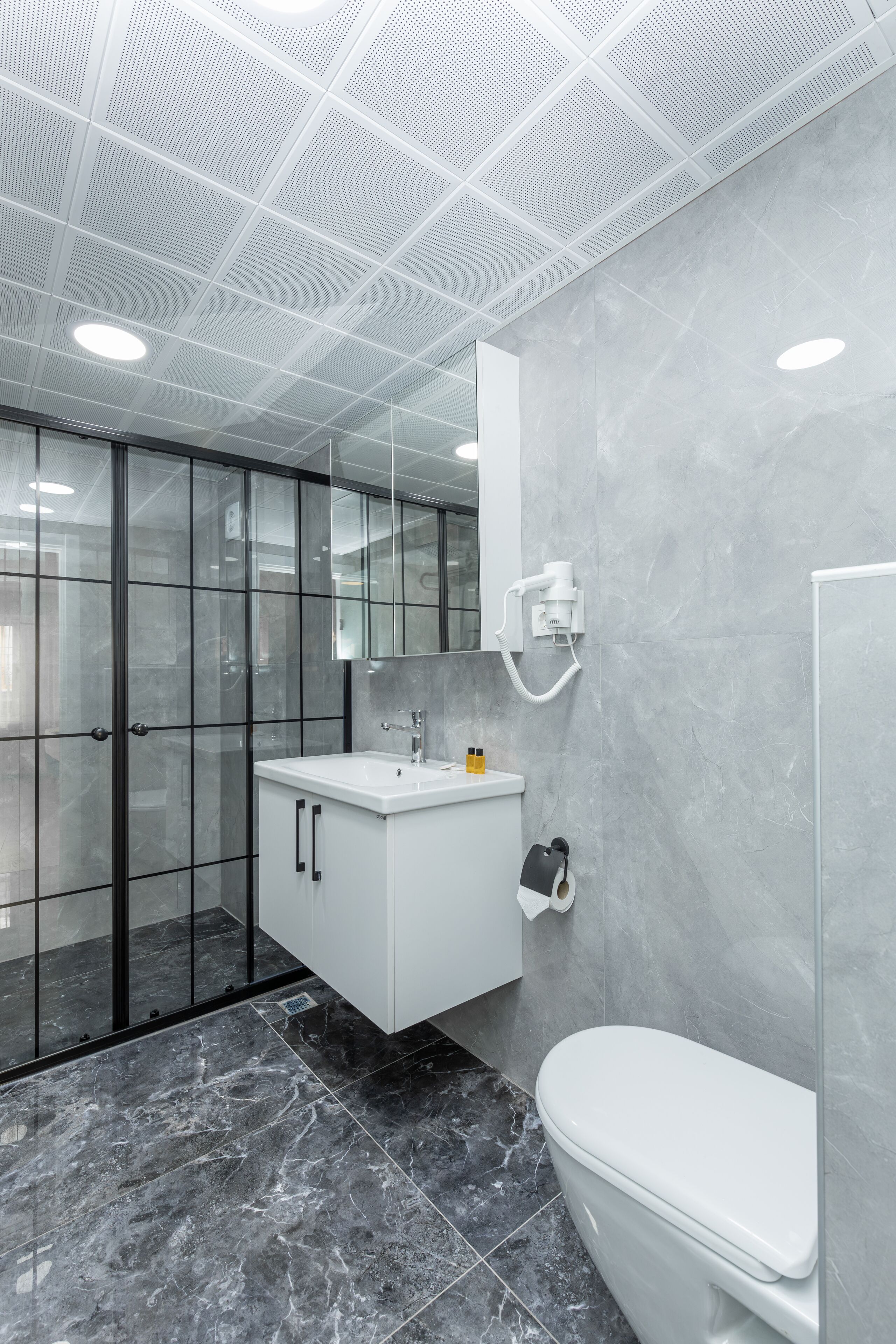 Quarto quádruplo standard | Banheiro | Chuveiro, chuveiro com efeito de chuva, produtos de toalete grátis 