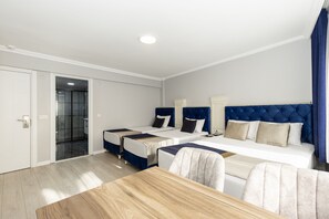 Standard Quadruple Room - Sirkeci Family Hotel (Istanbul)