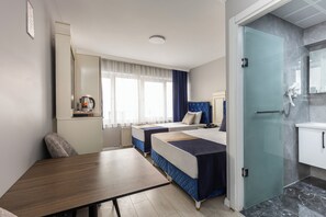 In-room safe, desk, iron/ironing board, free WiFi - Sirkeci Family Hotel (Istanbul)