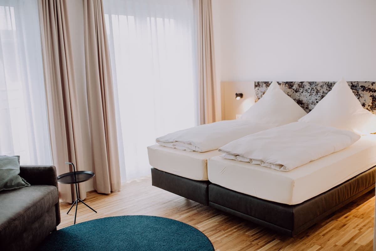 Minibar y caja de seguridad en la habitación