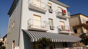 Vista frontal de la propiedad