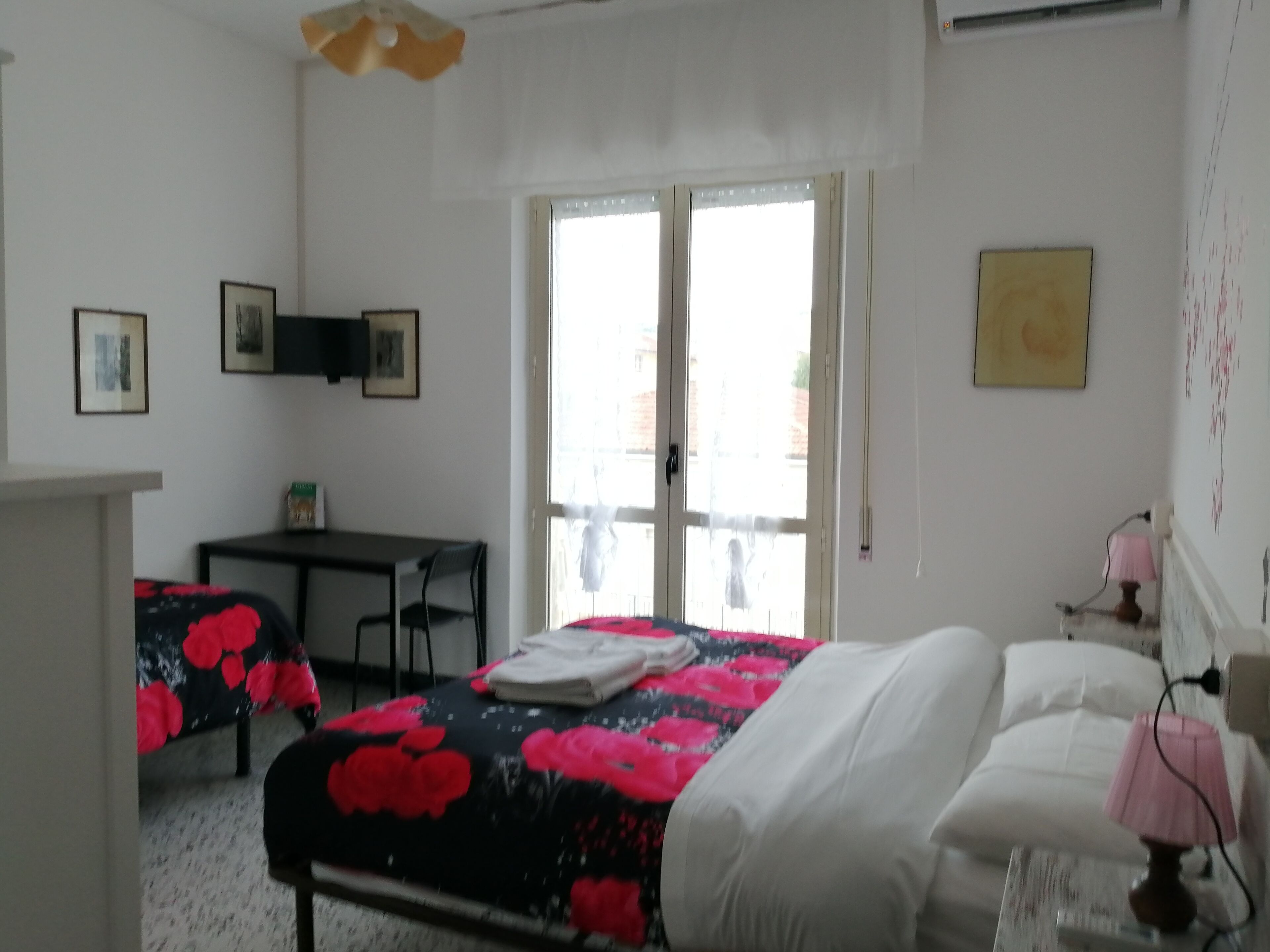 ファミリー ルーム | 羽毛の掛け布団、デスク、WiFi (無料)、ベッドシーツ