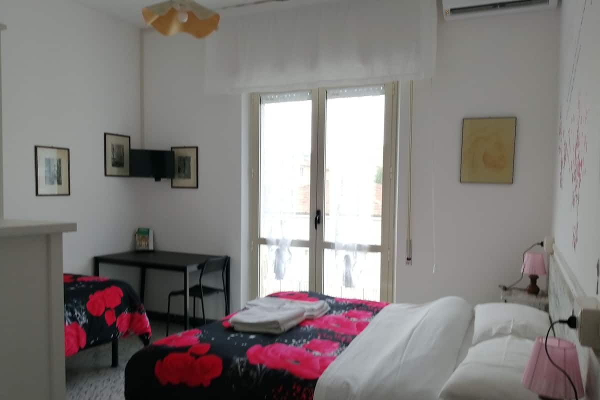 Familieværelse | Dundyner, skrivebord, gratis Wi-Fi, sengetøj