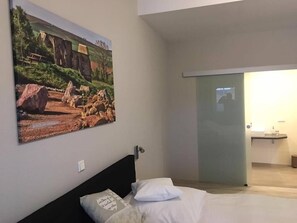 Double Room | Desk, soundproofing, free WiFi, bed sheets - Boardinghouse Alte Bank (Woellstein)