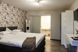 Desk, soundproofing, free WiFi, bed sheets - Boardinghouse Alte Bank (Woellstein)