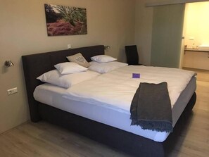 Suite Junior | Bureau, système d’insonorisation, accès au Wi-Fi (inclus)