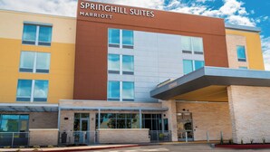 Et moderne hotel med tydelig skilt, der viser "SPRINGHILL SUITES MARRIOTT".