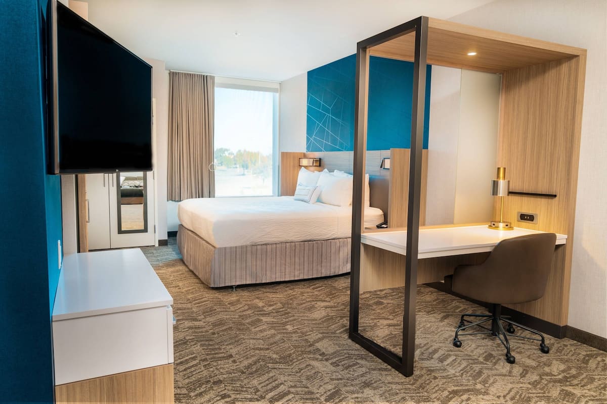 In-room safe, desk, iron/ironing board, cribs/infant beds