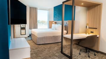 Een kluis op de kamer, een bureau, een strijkplank/strijkijzer