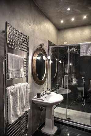 Deluxe Room | Bathroom | Shower, free toiletries, hair dryer, slippers - Ilsanleonardo - Suites (Bergamo)