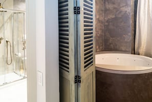 Superior-Zimmer, Whirlpool | Dusche im Bad