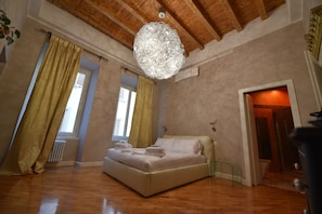 Minibaari (osa tuotteista ilmaisia), tallelokero huoneessa