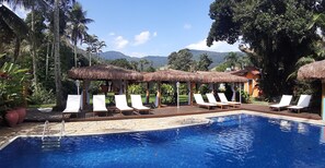 Alberca al aire libre, acceso de 10:00 a 22:00, y camastros 